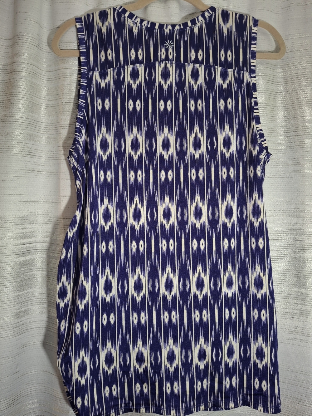 Athleta XL Blue and Cream Ikat-Print Performance Tank - Picture 8 of 9